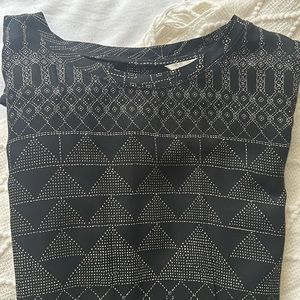 H&M black shift dress with pattern and pockets! US size 2!